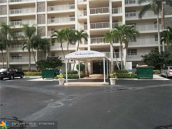 3rd image of 3930 Oaks Clubhouse Dr APT 406