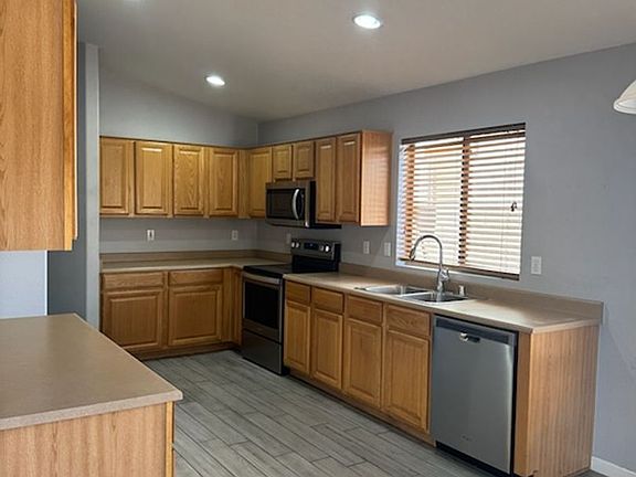 3rd image of 1592 E Wildhorse Pl