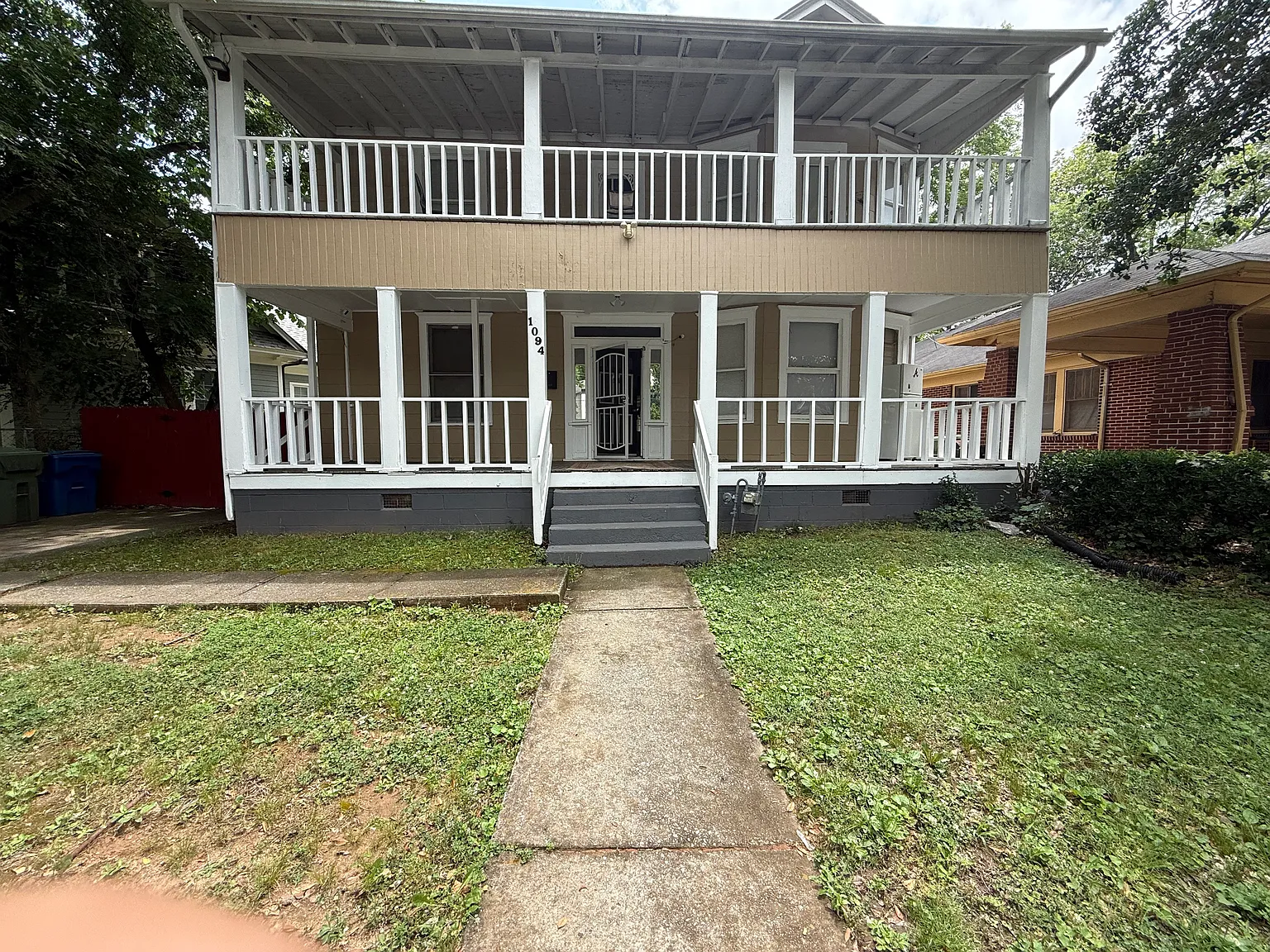 8 bed, 6000 sqft, $700 — Photo 1