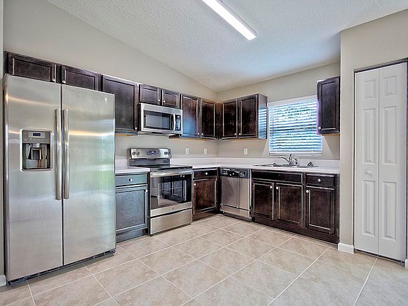 5th image of 2225 SE Master Ave