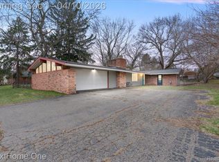 1014 S Adelaide St, Fenton, MI