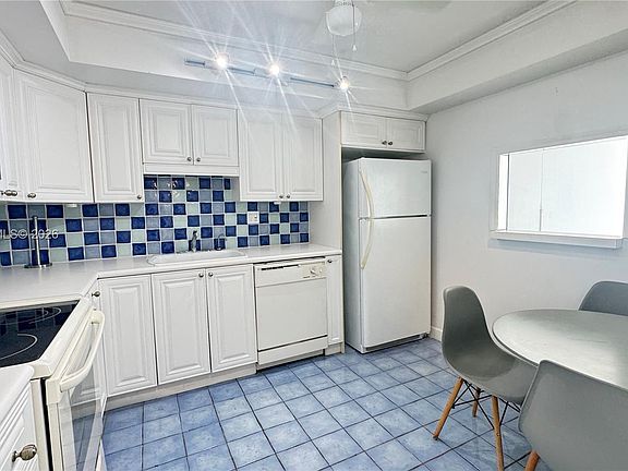 5th image of 18061 Biscayne Blvd APT 1203