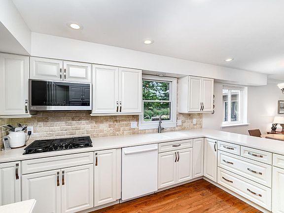 4th image of 10486 Shadyside Ln