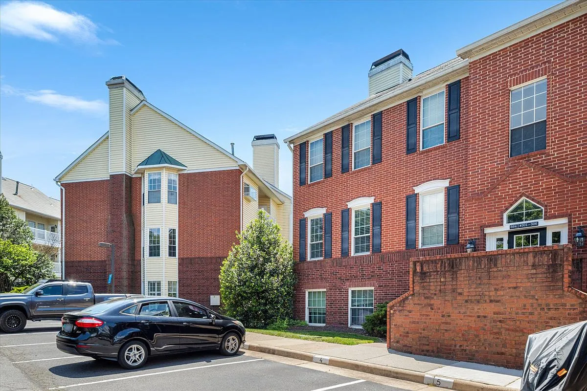 Building Photo - 664 Gateway Dr SE #302