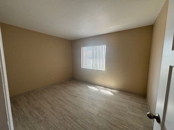 5th image of 726 E Oxford Dr