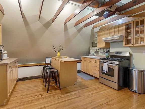 5th image of 3809 N Kenmore Ave APT 3