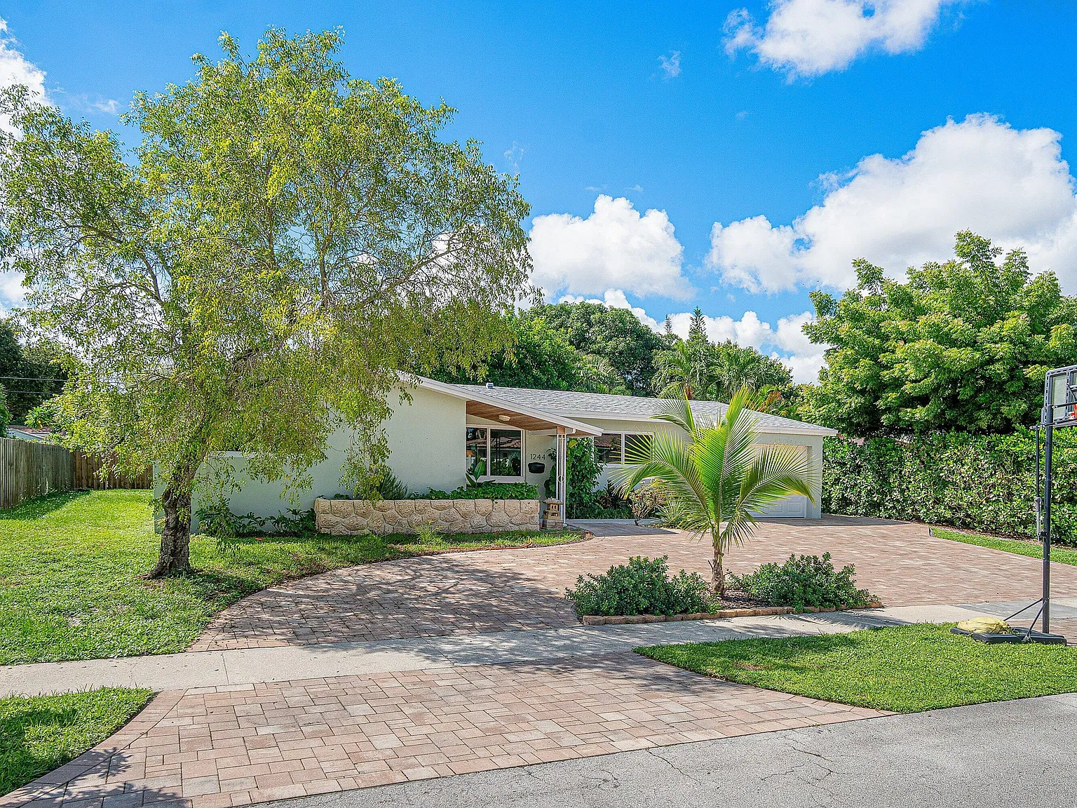 3 bed, 2.0 bath, 1372 sqft, $5,000 — Photo 3