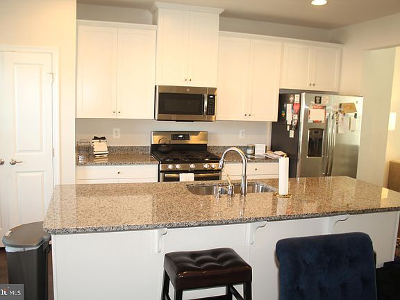 4th image of 725 Ravenwood Dr