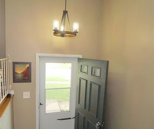 4th image of 37 Yvette Dr