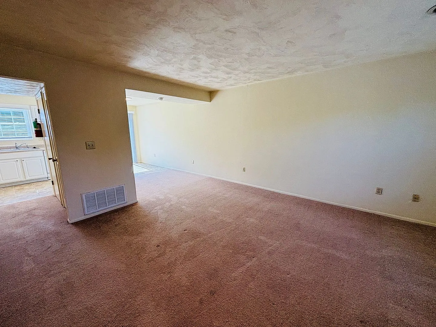 2 Bedroom, 1.5 Bath Townhouse — Photo 4