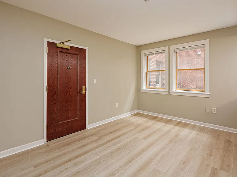 Astor Court Apartments — Photo 11