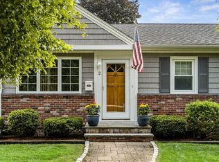 2 Locust Cir, Woburn, MA 01801