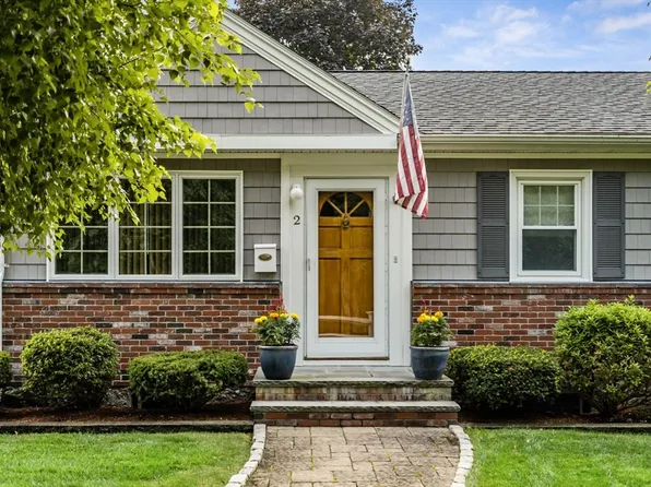 2 Locust Cir, Woburn, MA 01801