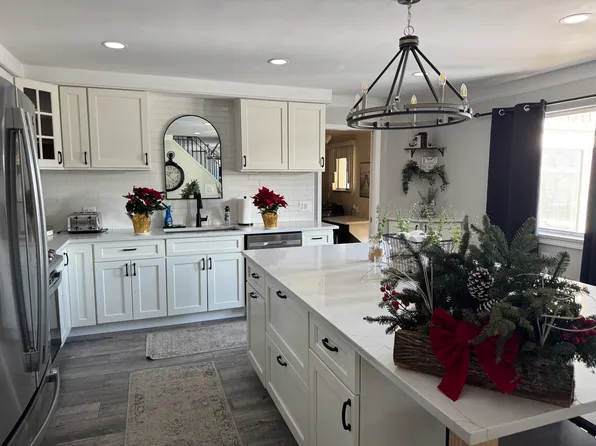 37778 Maplehill St, Harrison Township, MI 48045