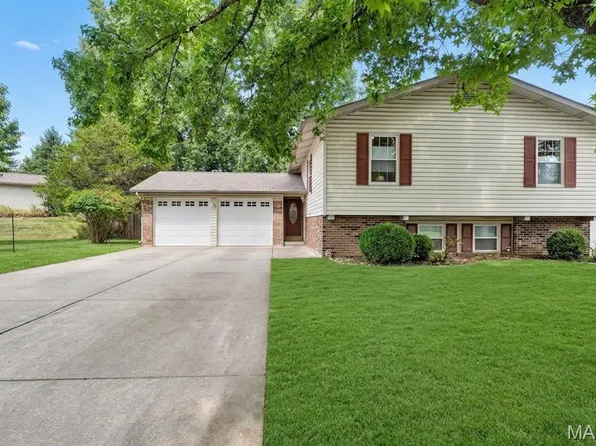 12177 Rain Hollow Ct, Maryland Heights, MO 63043