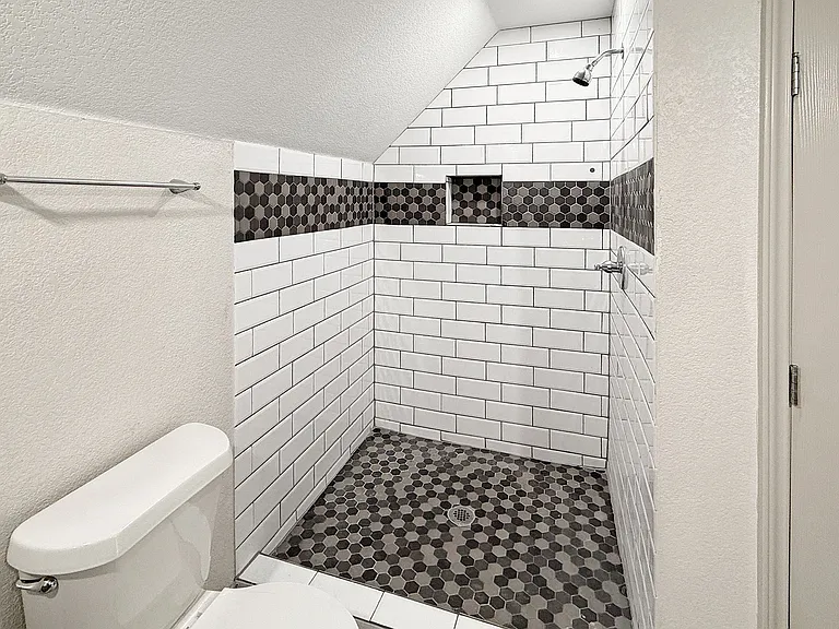 2424 McKinley Ave — Photo 9