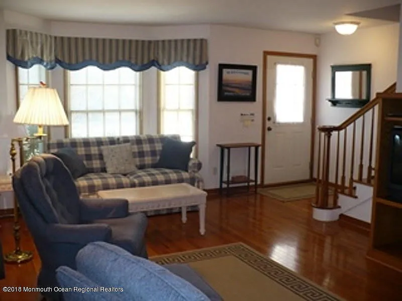 4 bed, 2197 sqft, $4,500 — Photo 2
