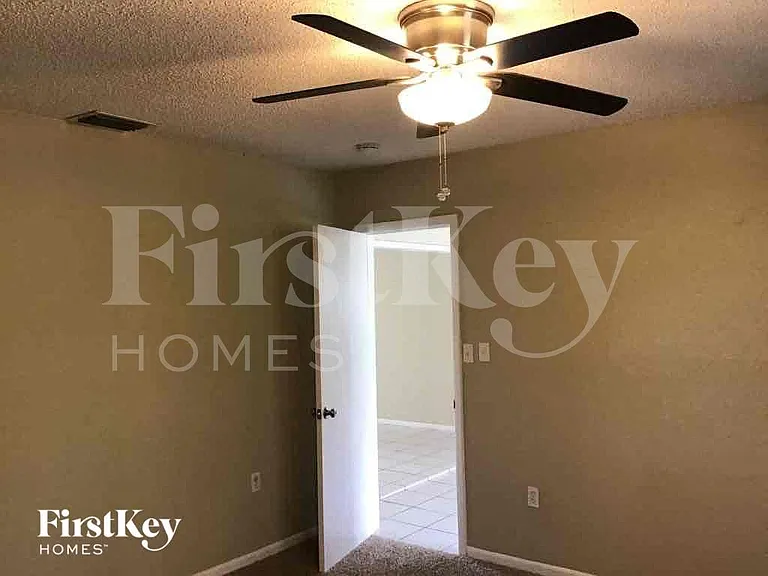613 Brittany Ct — Photo 11