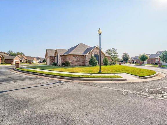 2nd image of 529 SW 123rd Pl