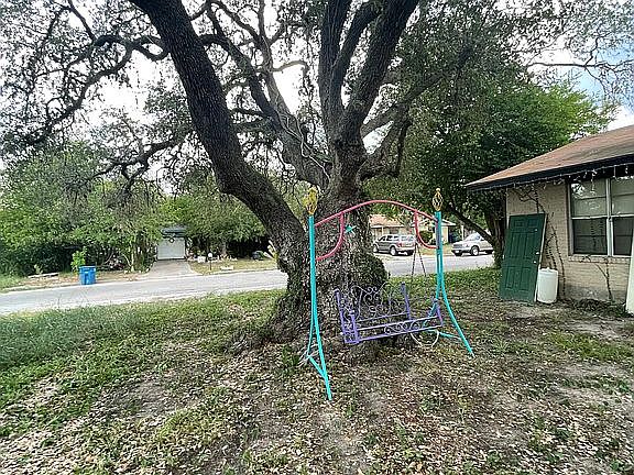 4th image of 808 W Carter St