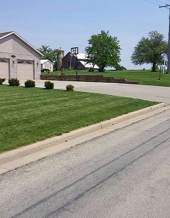 Driveway : parks 6 vehicles