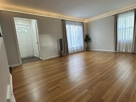 3rd image of 1585 Temple Ave