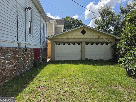 3rd image of 992 Spring St