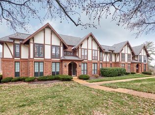 927 Claytonbrook Dr APT 3, Ballwin, MO 63011