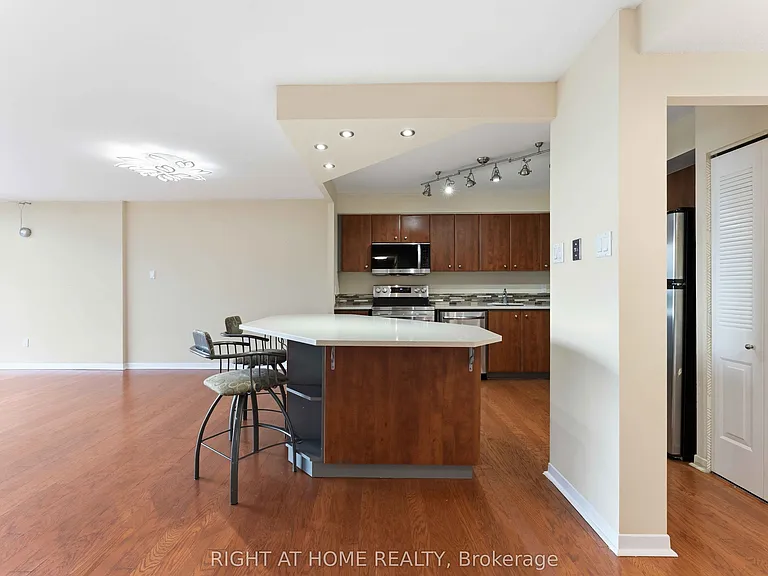 2759 Carousel Cres #911 — Photo 12