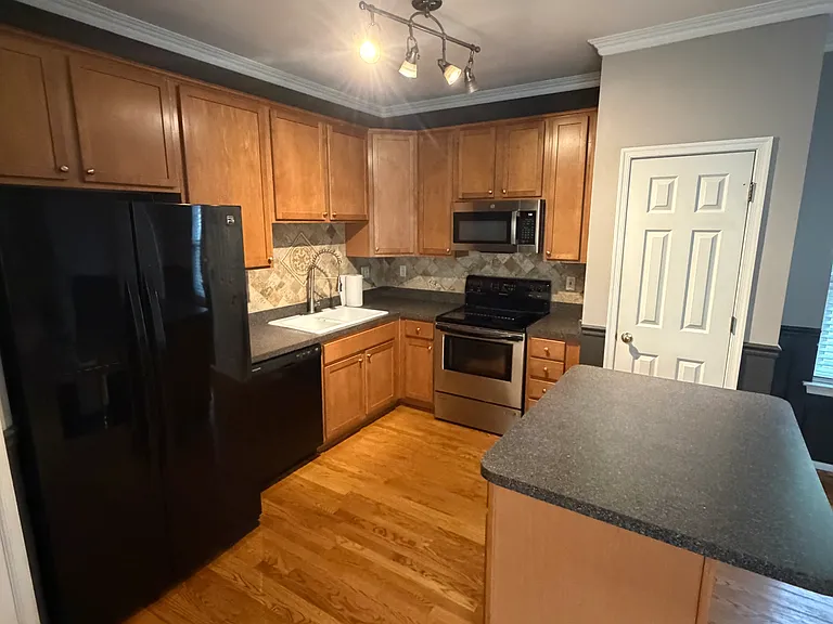 838 23rd St #B — Photo 22