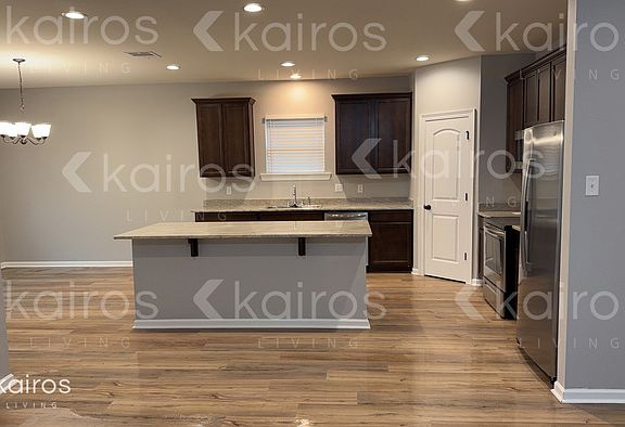 4th image of 1743 Park Place Dr