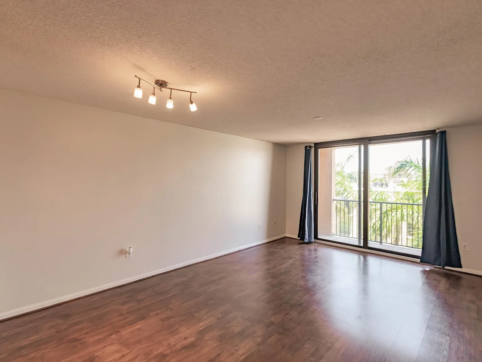 1 bed, 747 sqft, $2,300 — Photo 3