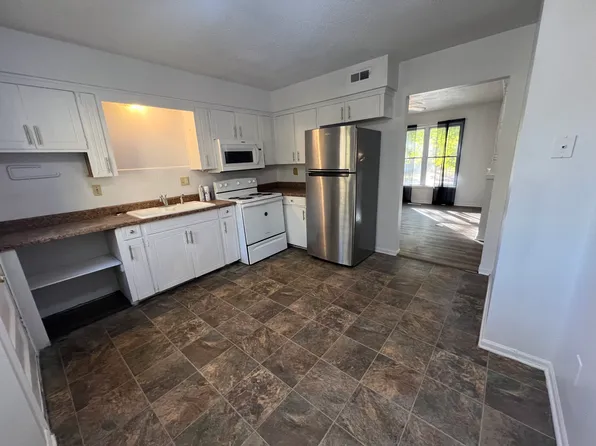 5922 NW Creekview Dr, Parkville, MO 64152