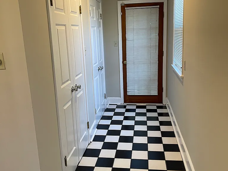 895 Blythe St — Photo 10