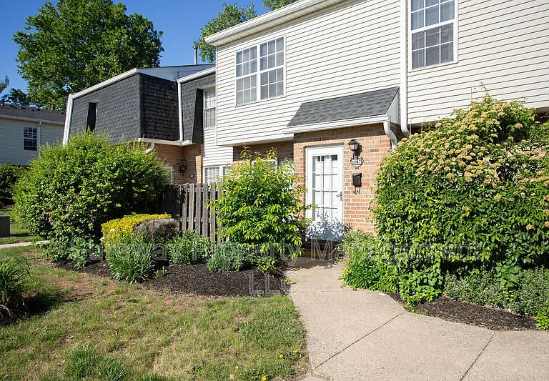 2147 Harbour Dr — Photo 2