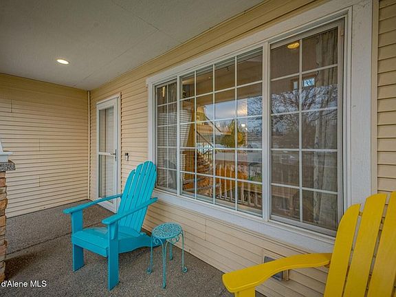 3rd image of 1529 W Coquille Ct