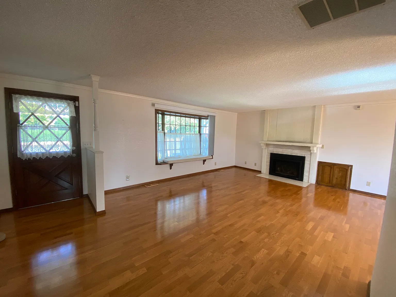 4 bed, 2335 sqft, $3,200 — Photo 2