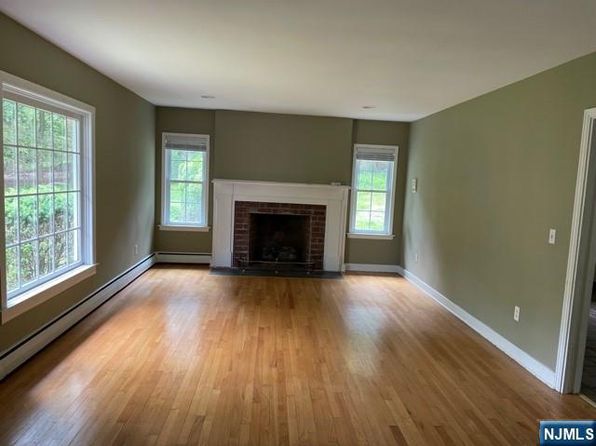 71 McCoy Rd, Oakland, NJ 07436