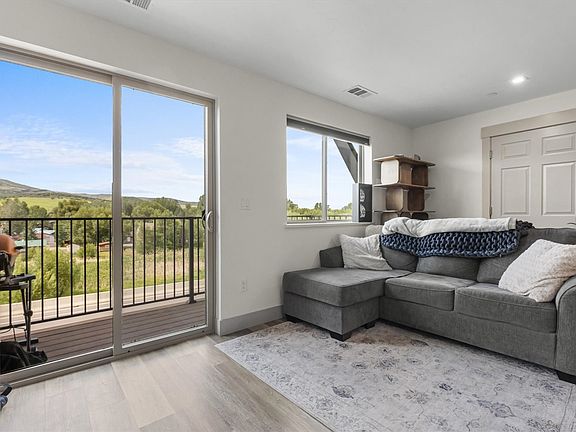 5th image of 2740 Lincoln Avenue UNIT 100/200