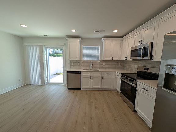 4th image of 1415 Arden Ave