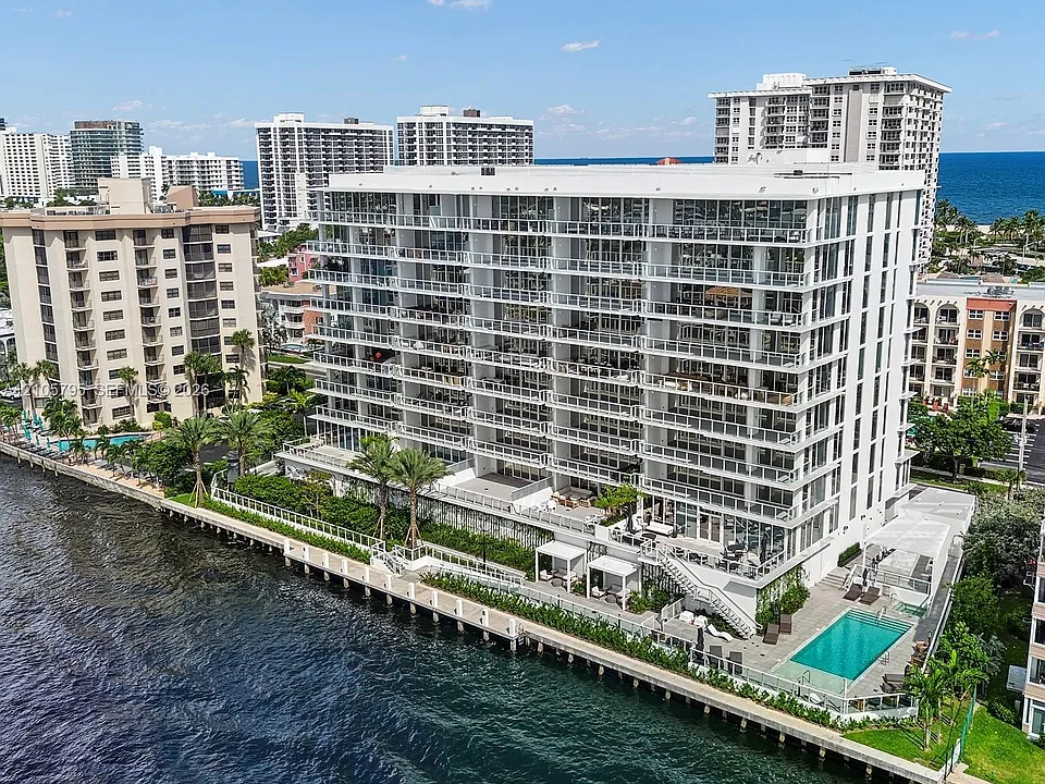 407 N Riverside Dr #202