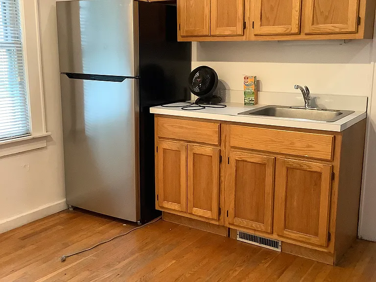 213-15 Kenwood Ave #2 — Photo 1