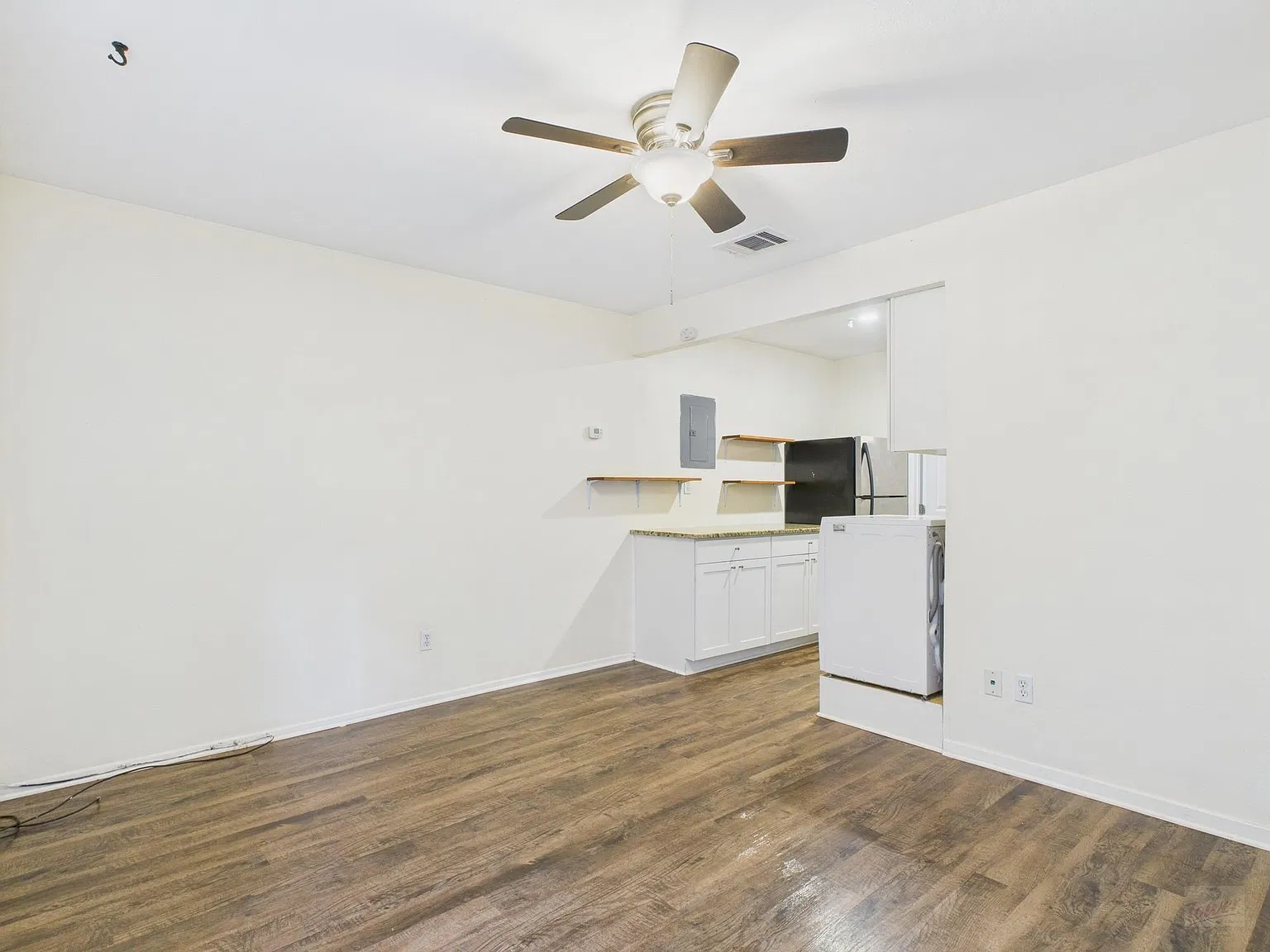 1 bed, 1.0 bath, 434 sqft, $1,050 — Photo 2