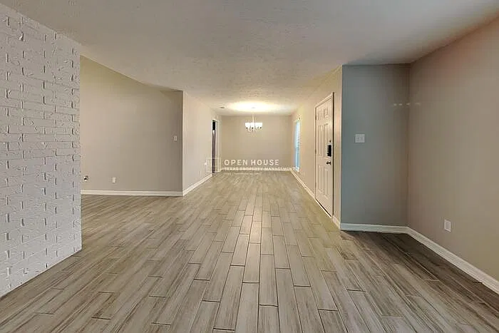 4 bed, 2.0 bath, 2510 sqft, $2,200 — Photo 4