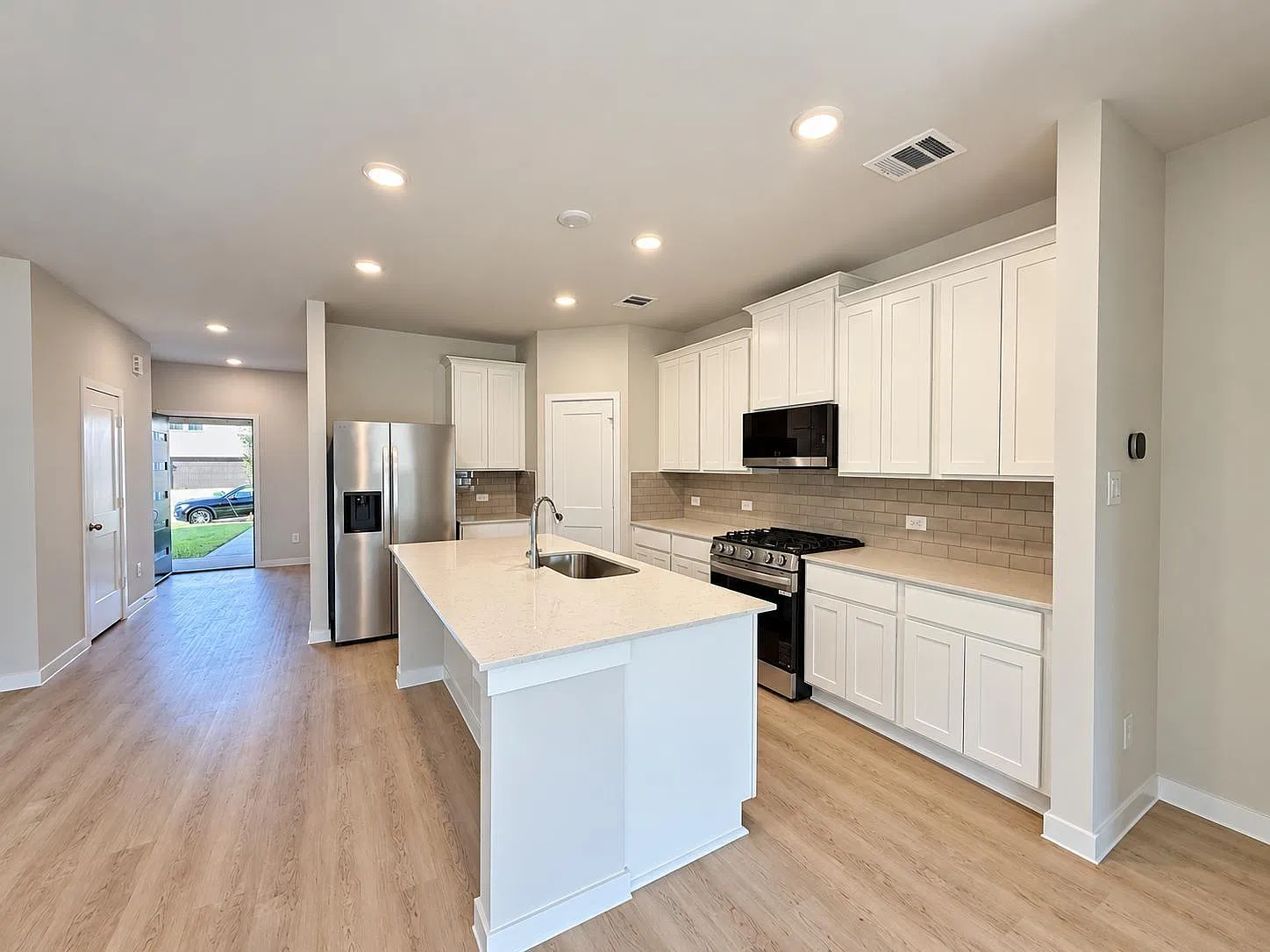 4 bed, 2.5 bath, $2,400 — Photo 4