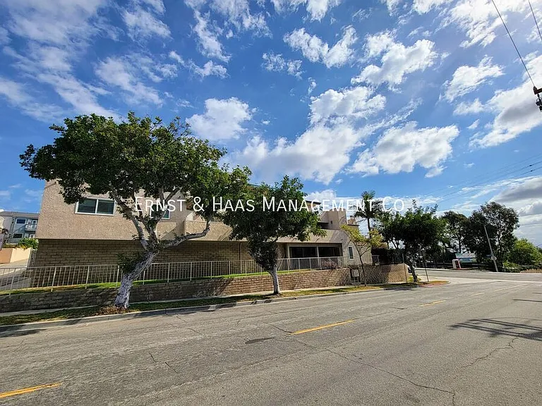2755 E Hill St — Photo 34