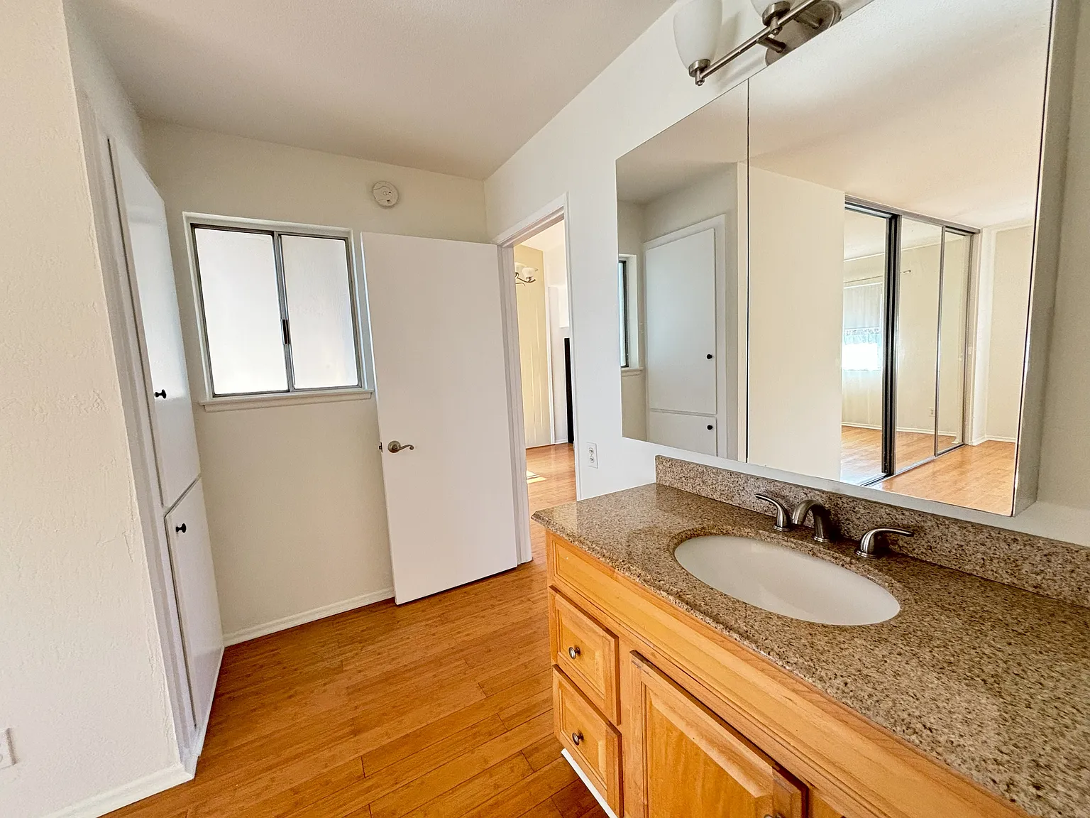 1 bed, 780 sqft, $2,300 — Photo 3