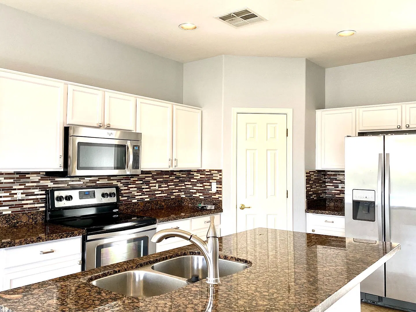 Beautiful 3 Bedroom 2.5 Bath Home In Ironwood Vista - Chandler — Photo 2