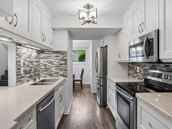 47 River Woods Ln, Burnsville, MN 55337