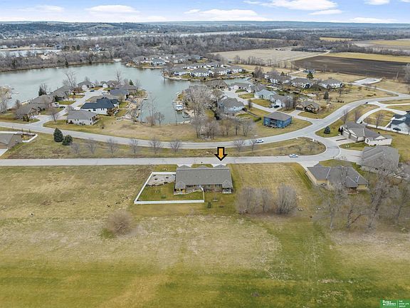 2nd image of 2833 Lakeside Dr